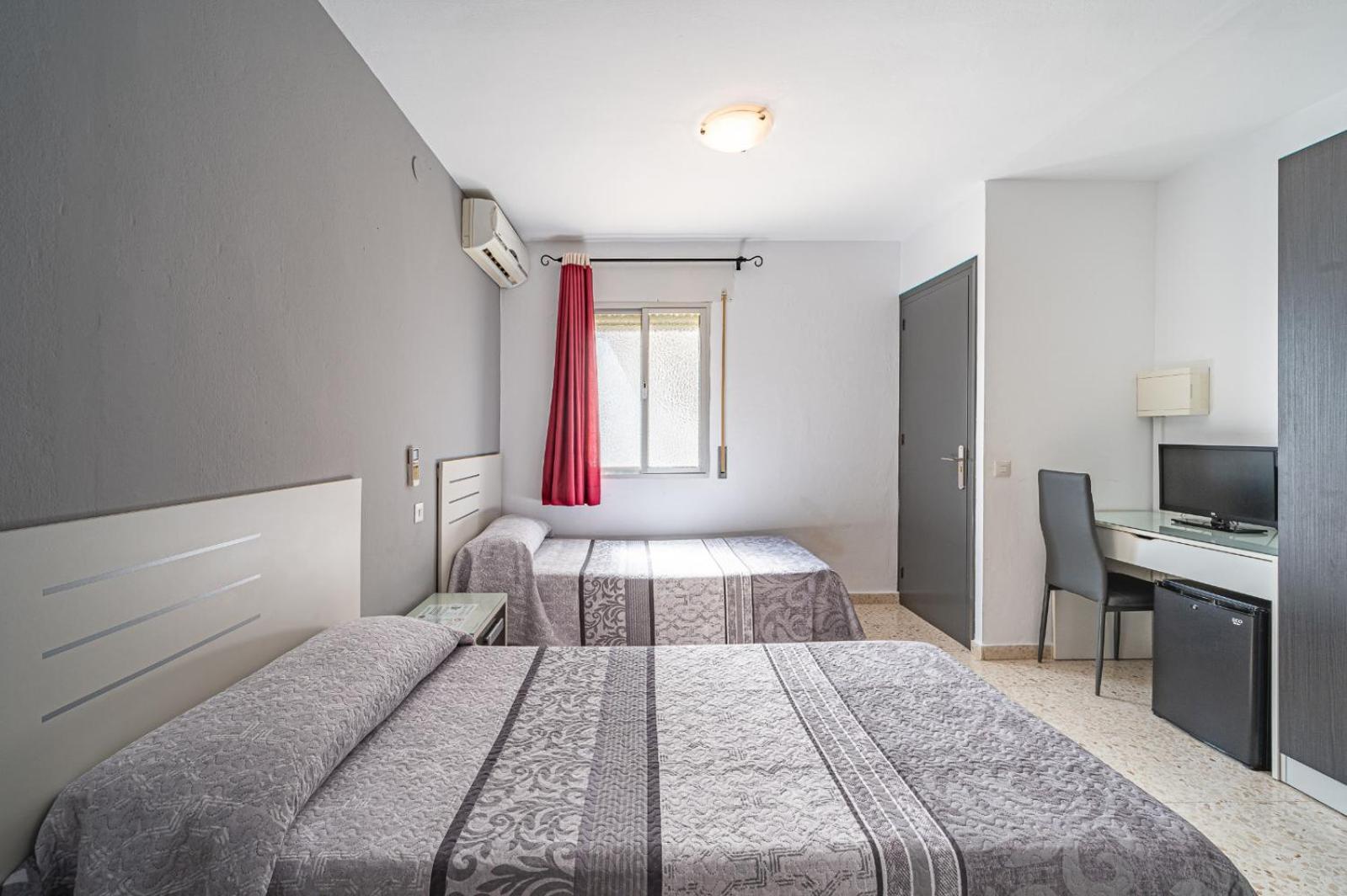 Hostal Ocana Манилва Екстериор снимка