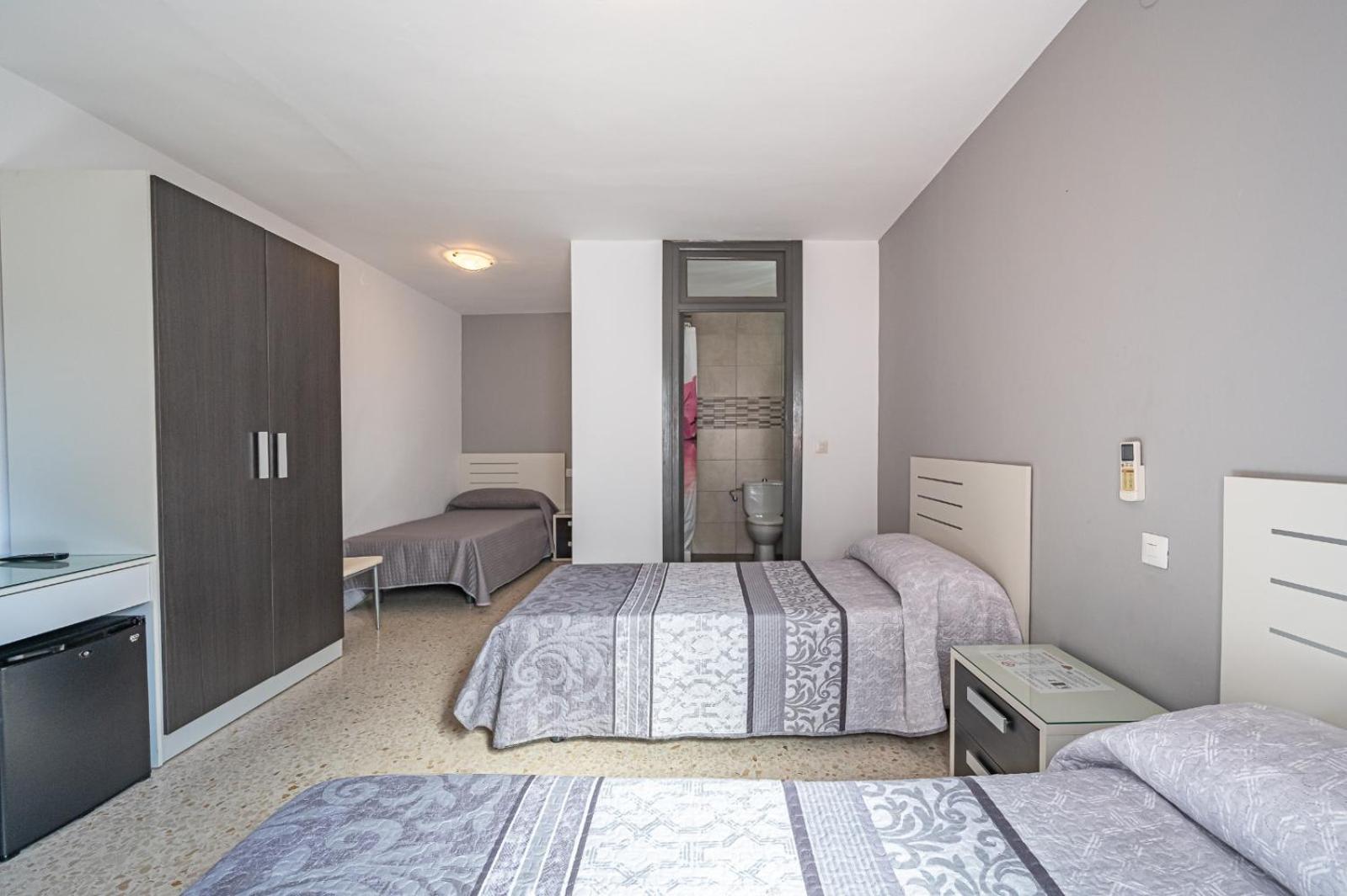 Hostal Ocana Манилва Екстериор снимка